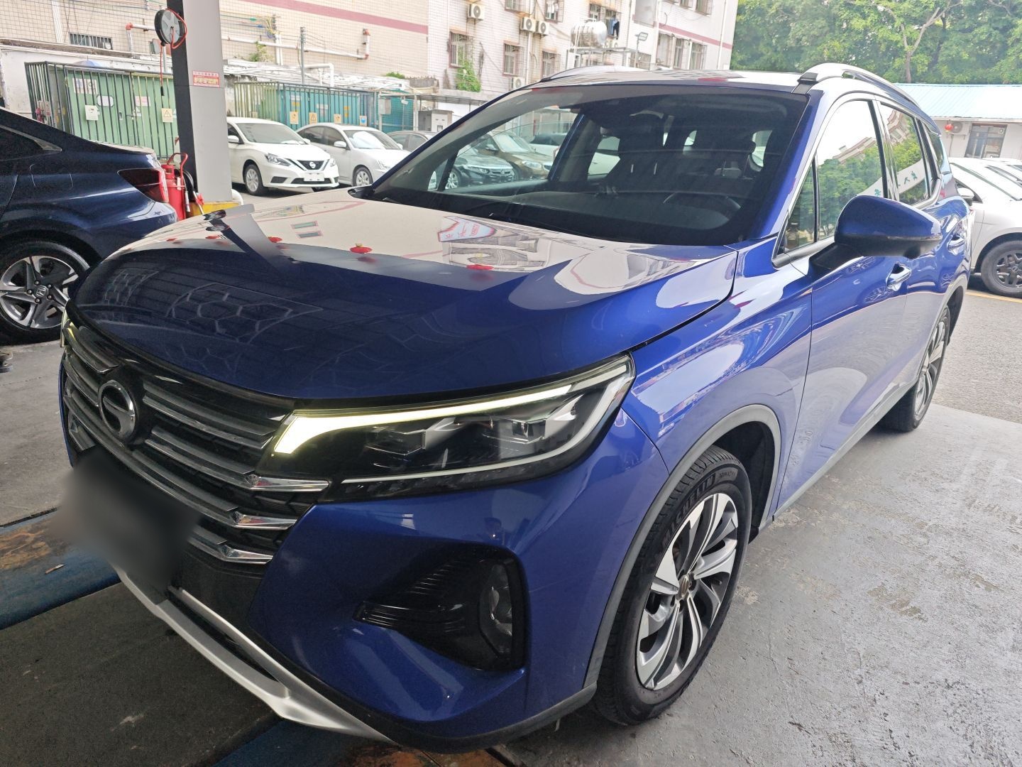 تحت مقدمة السيارة