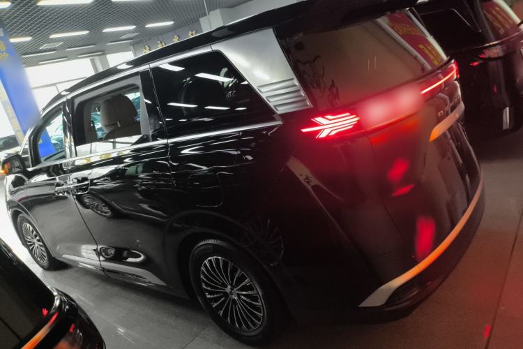 Used Denza D9 2023 DM-i 965 Luxury Model Exterior 3