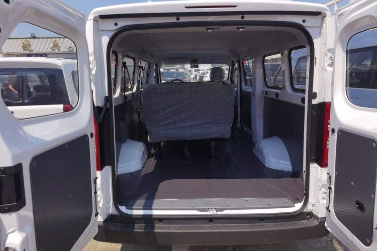 Used Wuling Yangguang 2024 300KM Comfort Version Passenger Van 75kW