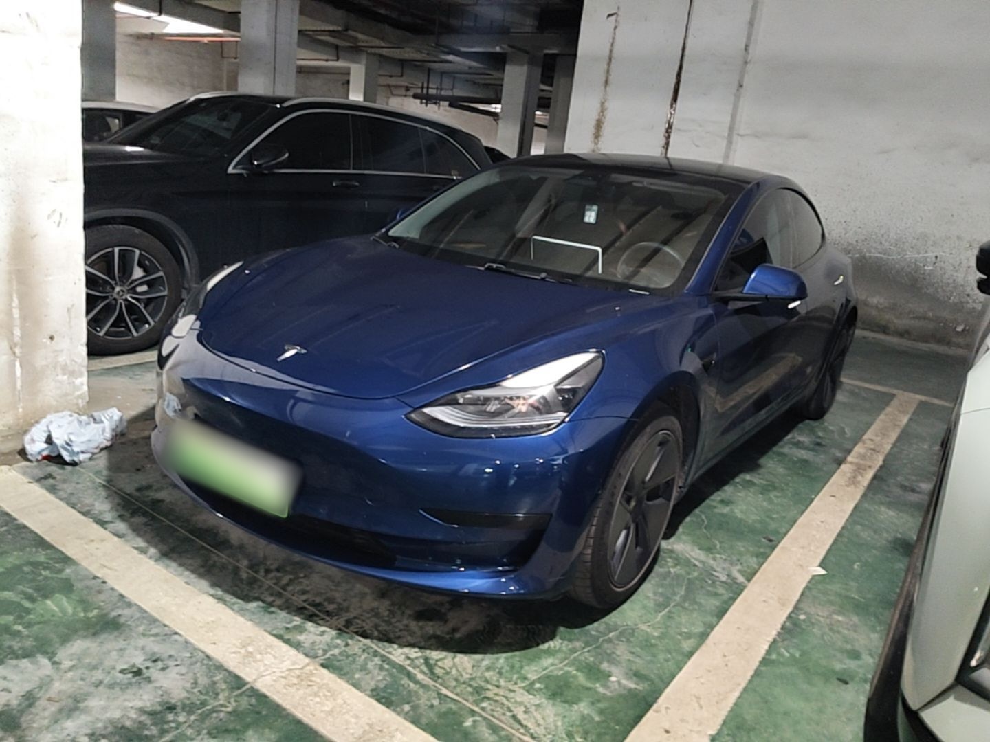 Под передней частью автомобиля
