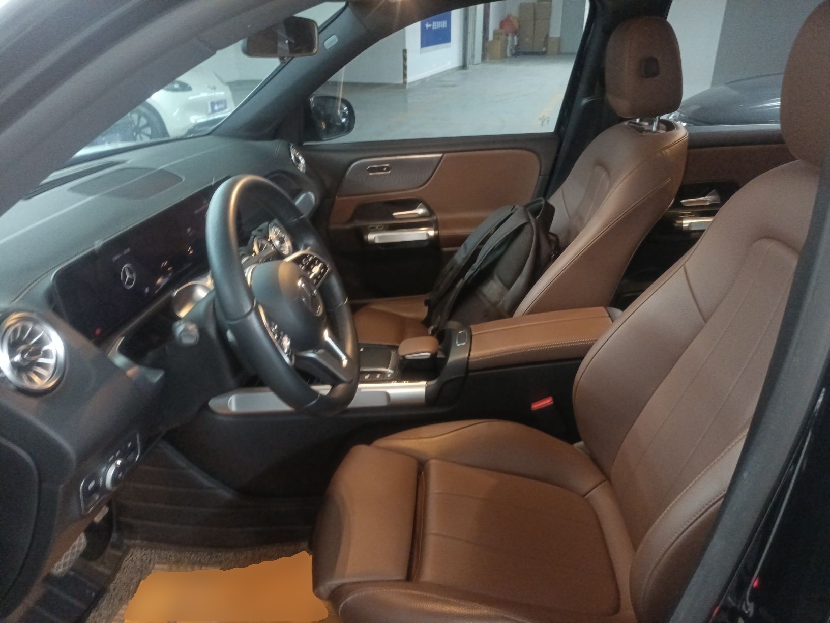 Переднее сиденье в автомобиле