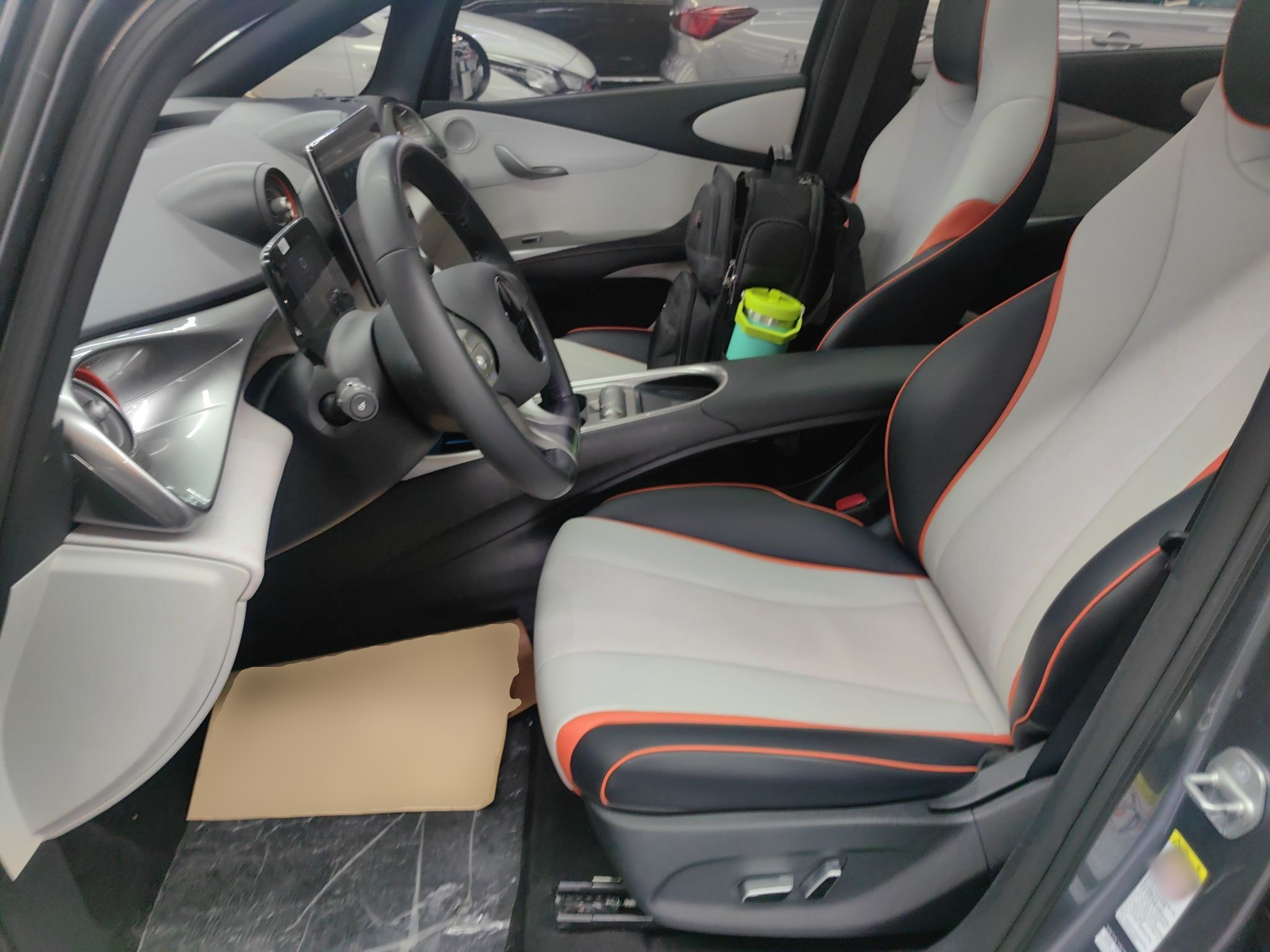 المقاعد الأمامية داخل السيارة