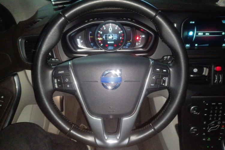 Used Volvo V40 2016 T4 Smart Luxury Edition