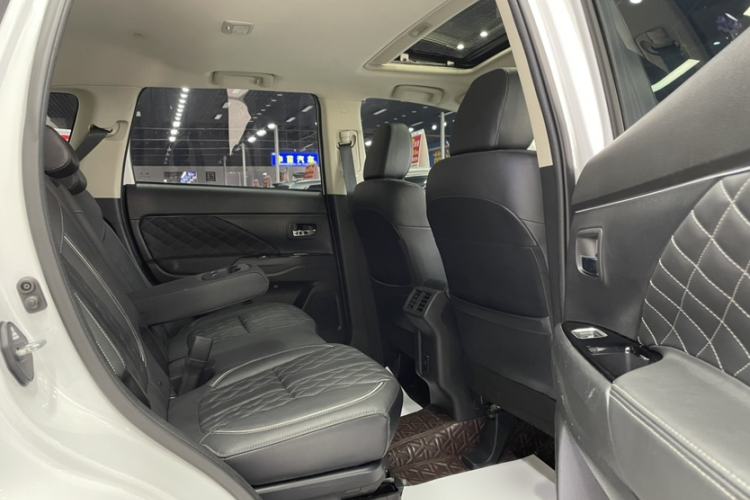 Used Mitsubishi Outlander 2021 2.4L 4x4 DynaDrive Edition 5 Seats Interior 3