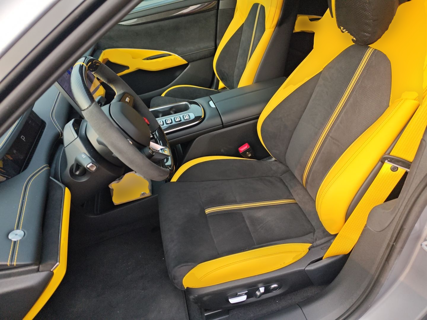 المقاعد الأمامية داخل السيارة