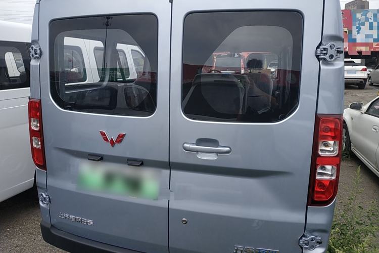 Used Wuling Yangguang 2024 300KM Comfort Version Passenger Van 75kW
