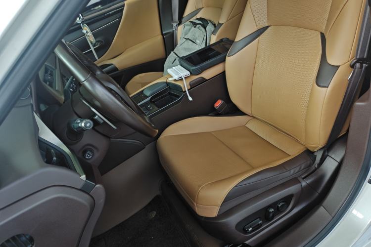 Used Lexus ES 2020 300h Premier Edition