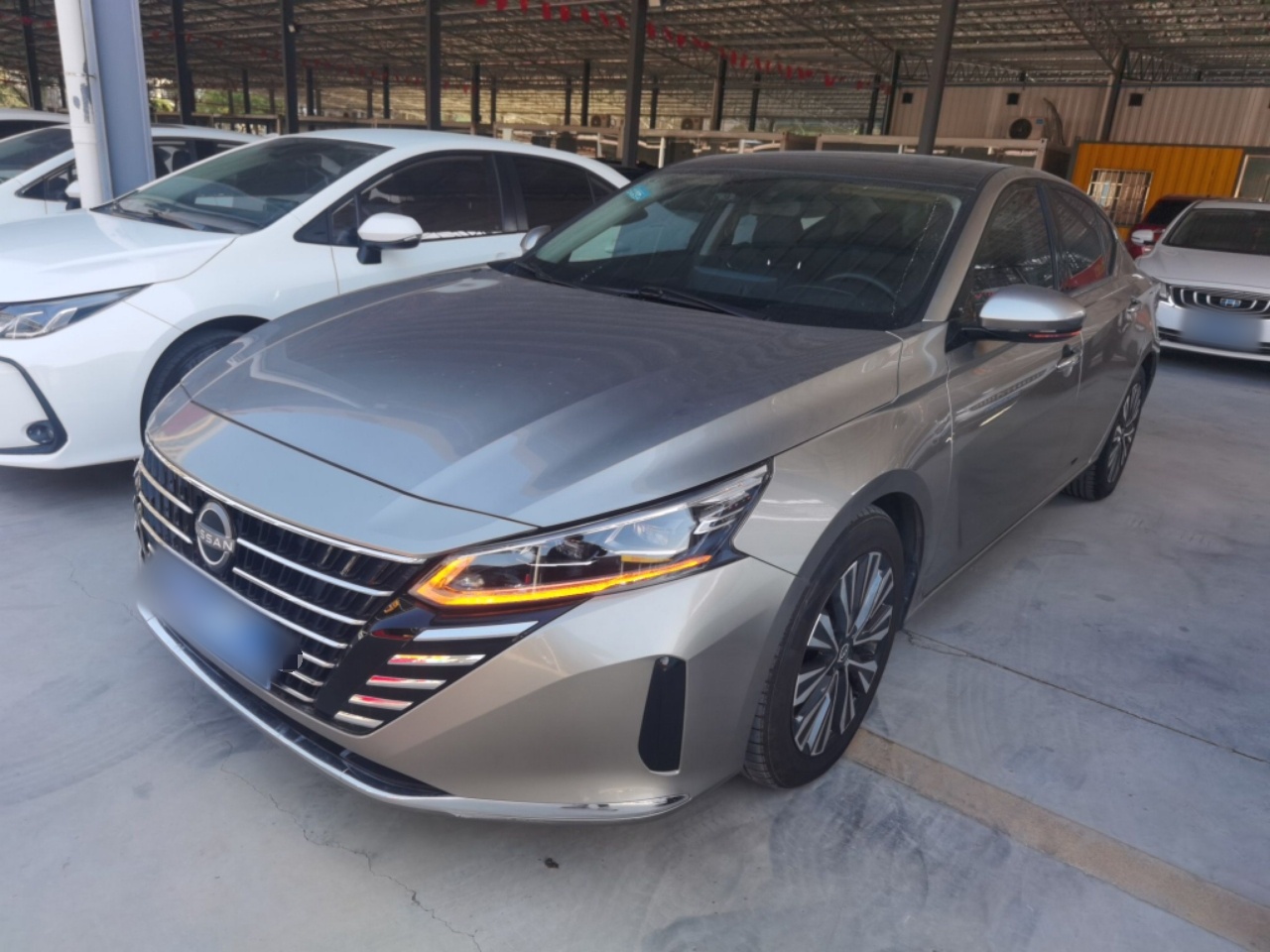 تحت مقدمة السيارة