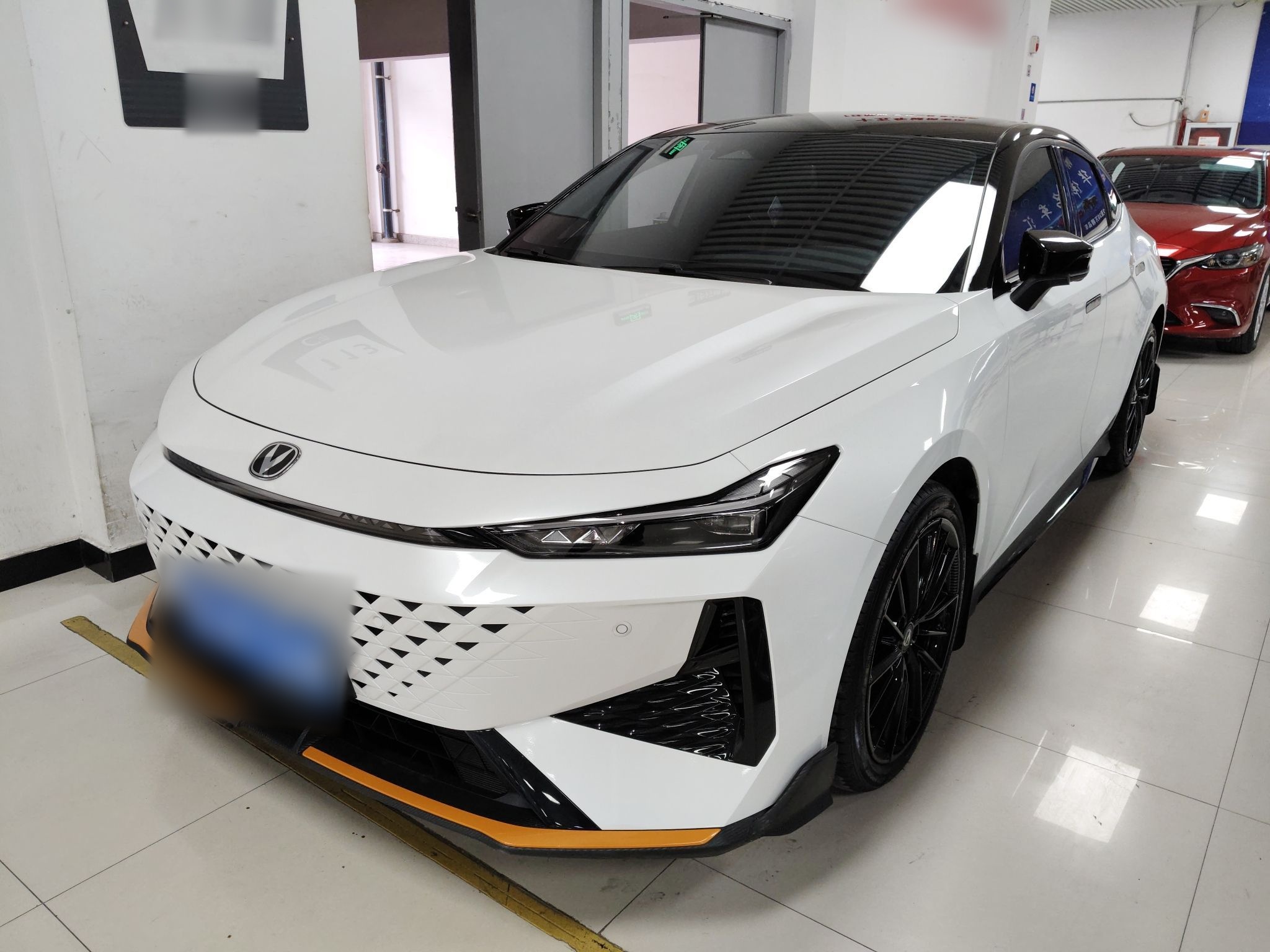 تحت مقدمة السيارة