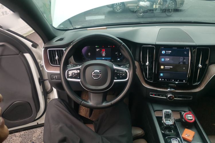 Used Volvo XC60 2022 B5 4x4 Smart Luxury Edition