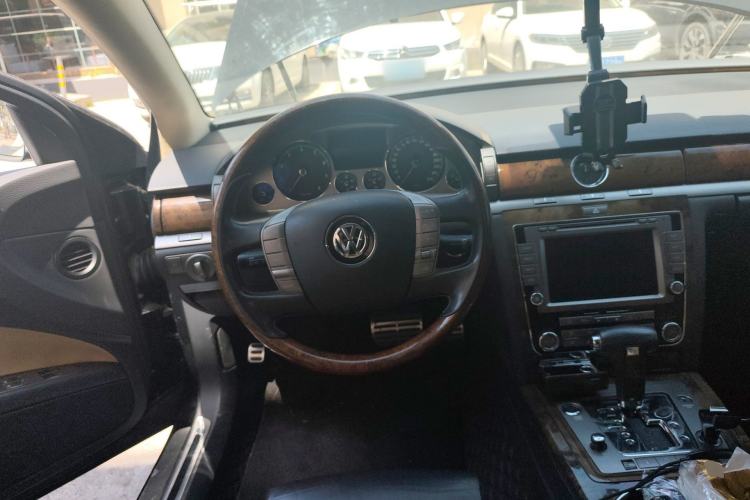 Used Volkswagen Phaeton 2011 3.6L V6 4-Seater Extended-Length Individual Edition Steering Wheel