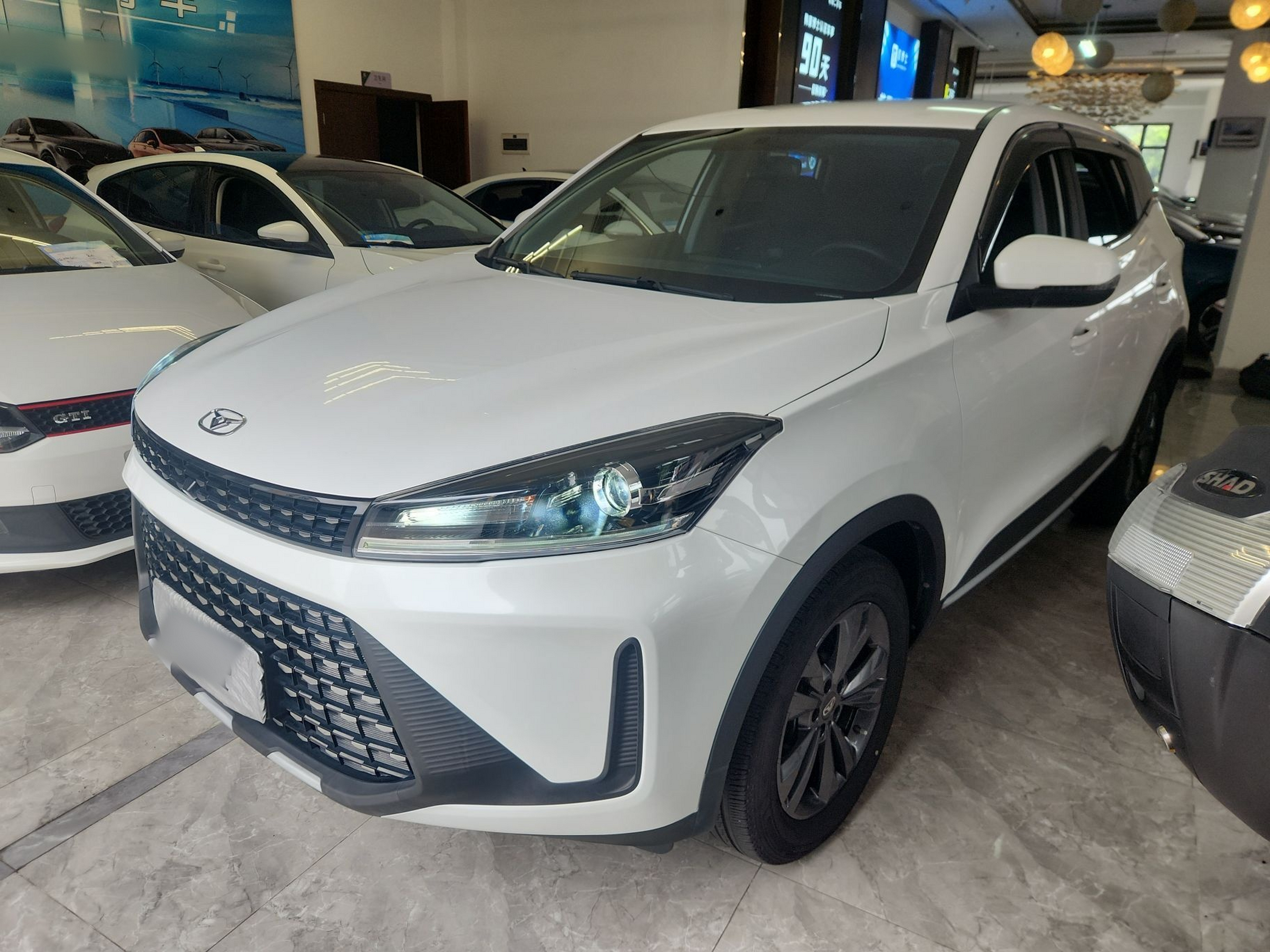 Под передней частью автомобиля