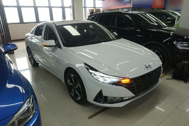 Used Hyundai Elantra 2021 1.5L CVT GLX Elite Edition Front Right 45 Deg