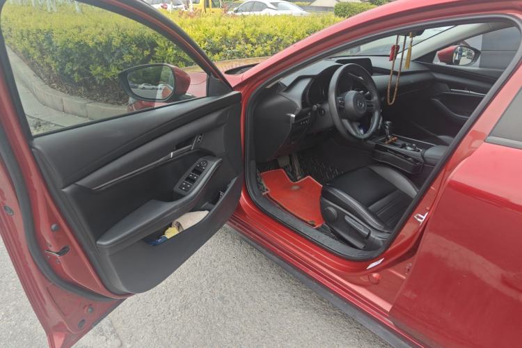 Used Mazda 3 Axela 2020 1.5L Automatic Luxury Version Driver Seat