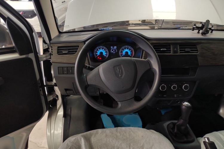 Used Jinbei Hiace X30 2023 1.5L Super-Comfortable Passenger Van 5/6/7-Seater Non-Air-Conditioned Version Model SWC15M