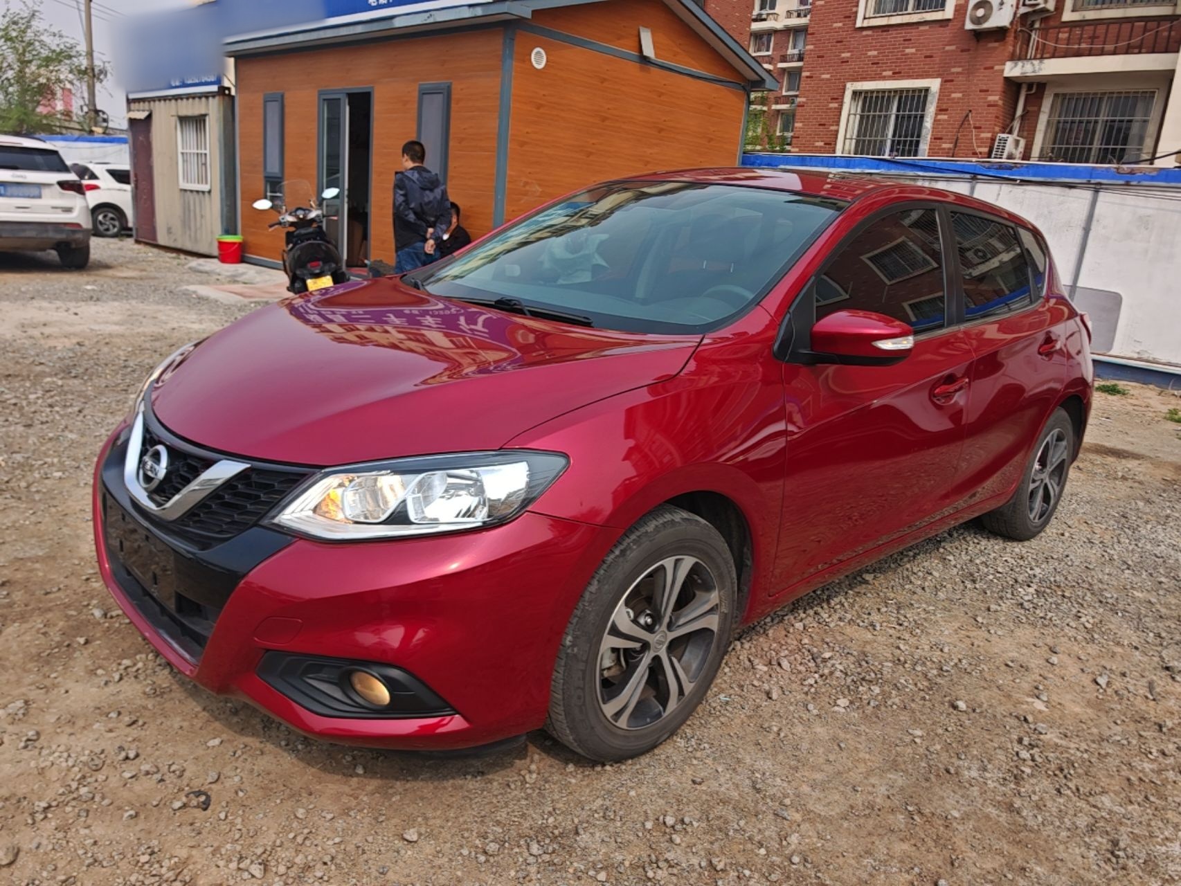 تحت مقدمة السيارة