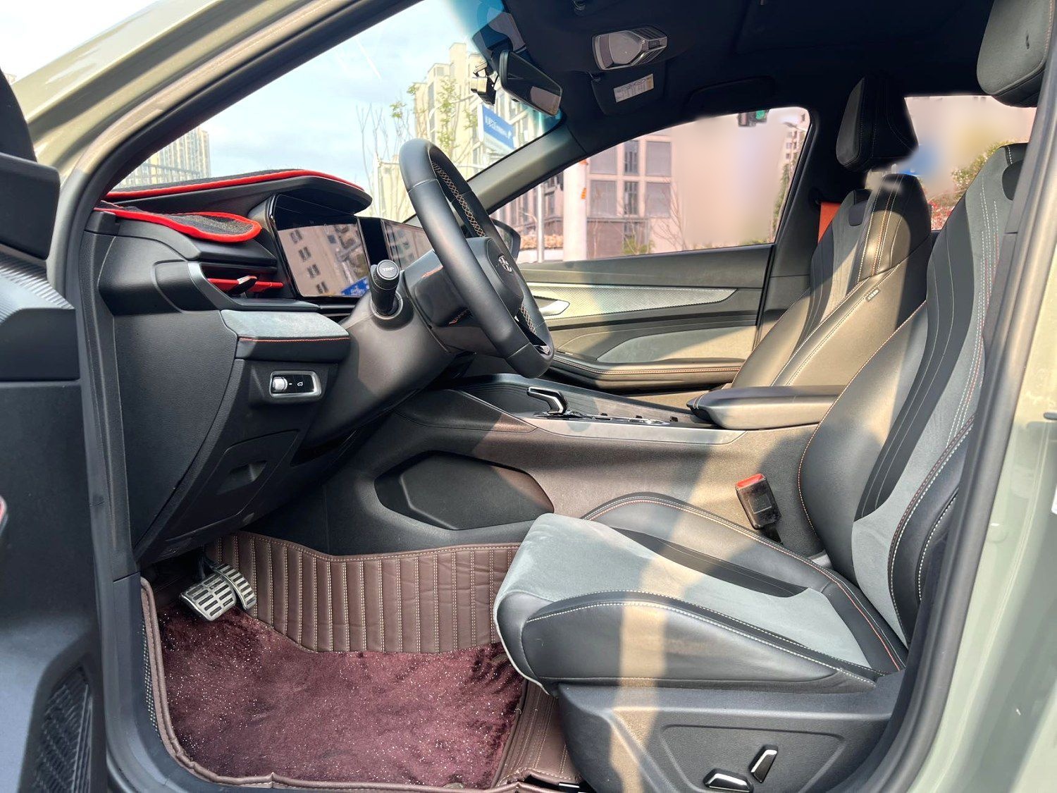 المقاعد الأمامية داخل السيارة