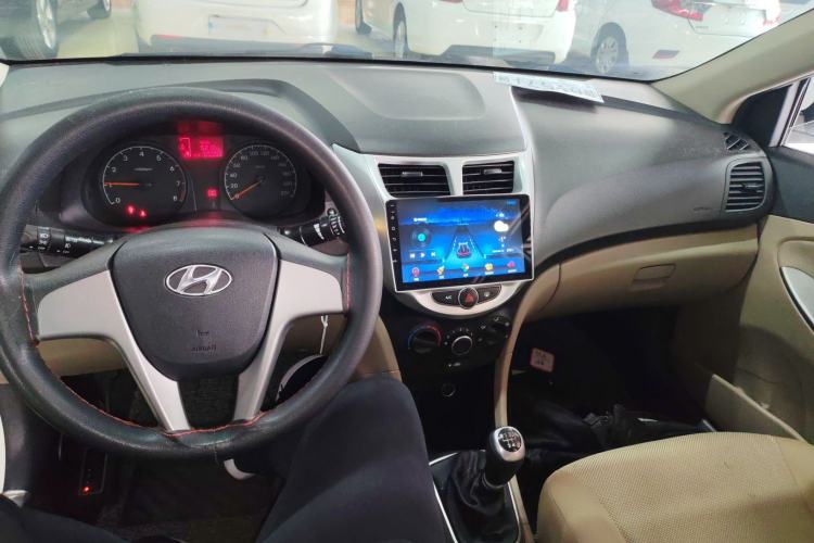 Used Hyundai Verna (older generation) 2014 1.4L Manual Smart GLS Trim Center Console
