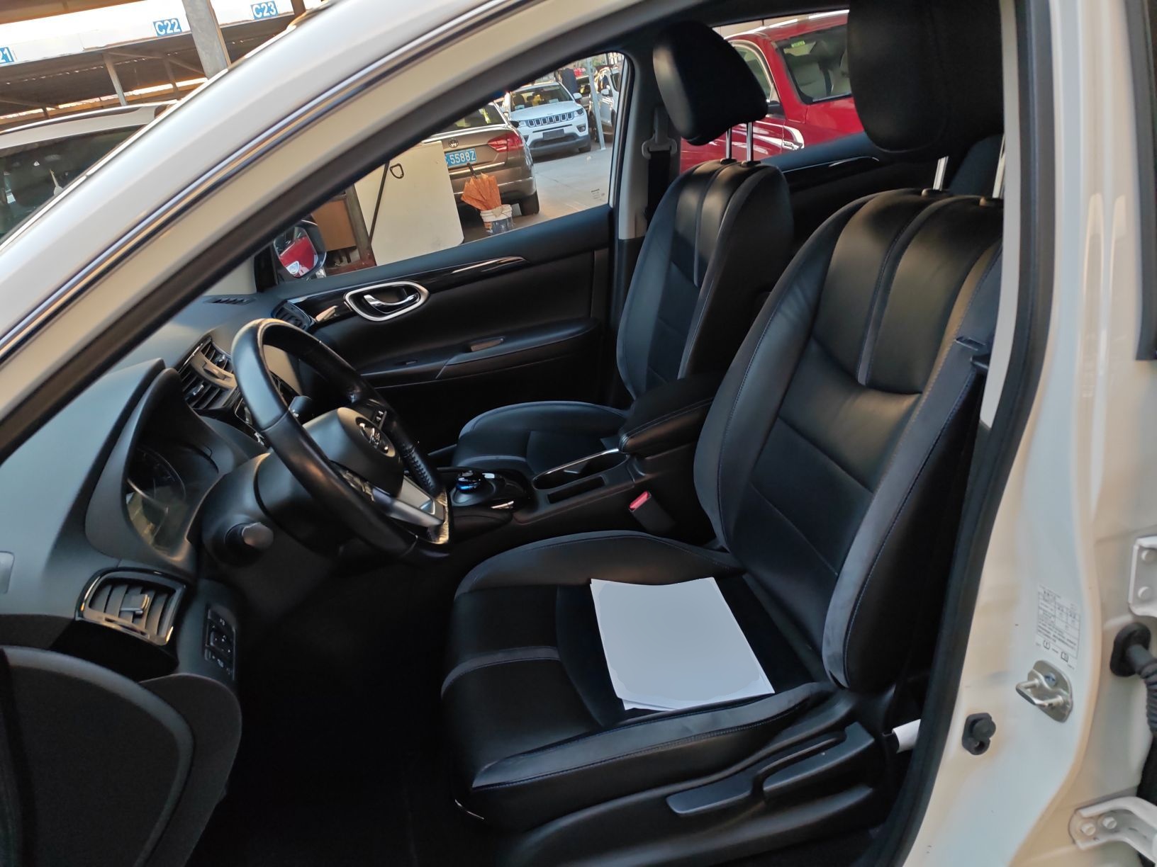 المقاعد الأمامية داخل السيارة