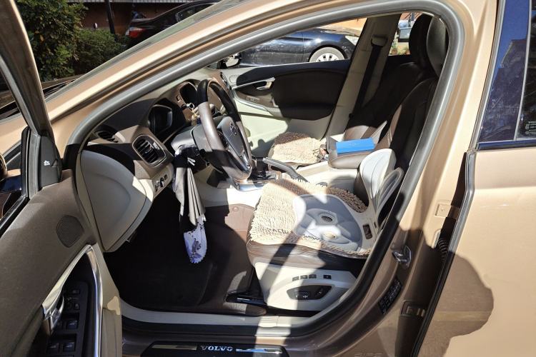 Used Volvo V40 2014 Cross Country T5 AWD Smart Luxury Edition Left Front Seat