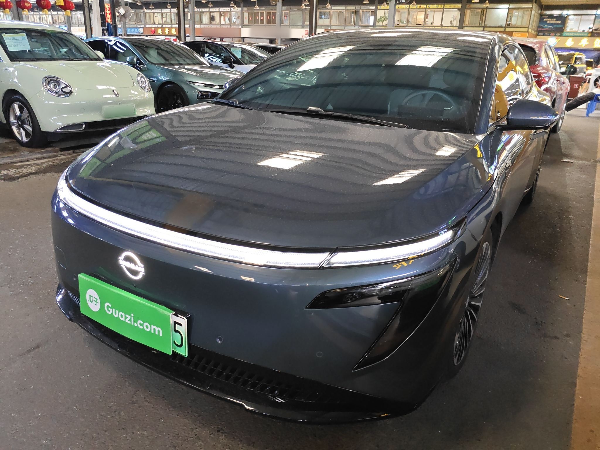 تحت مقدمة السيارة