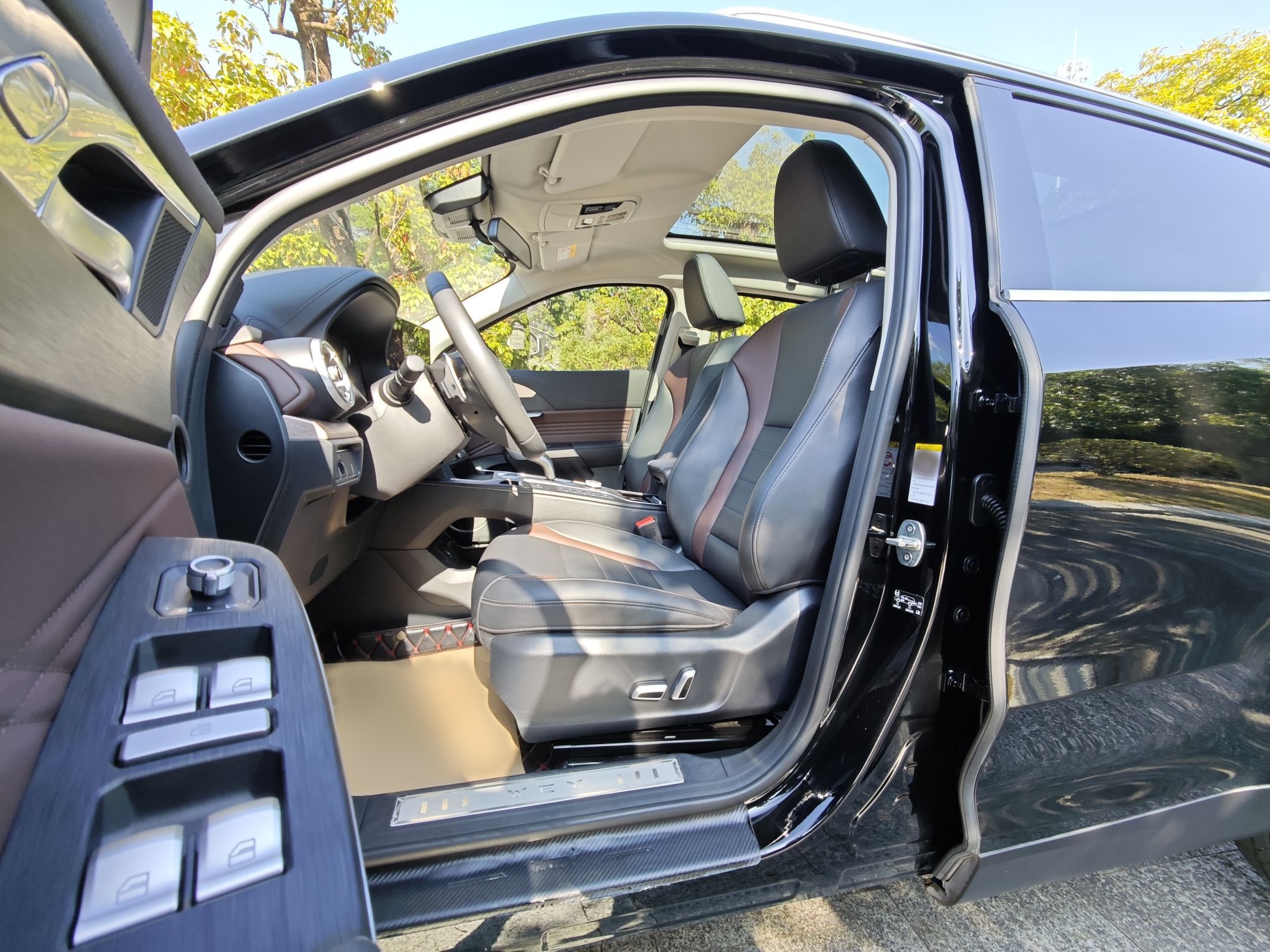 المقاعد الأمامية داخل السيارة