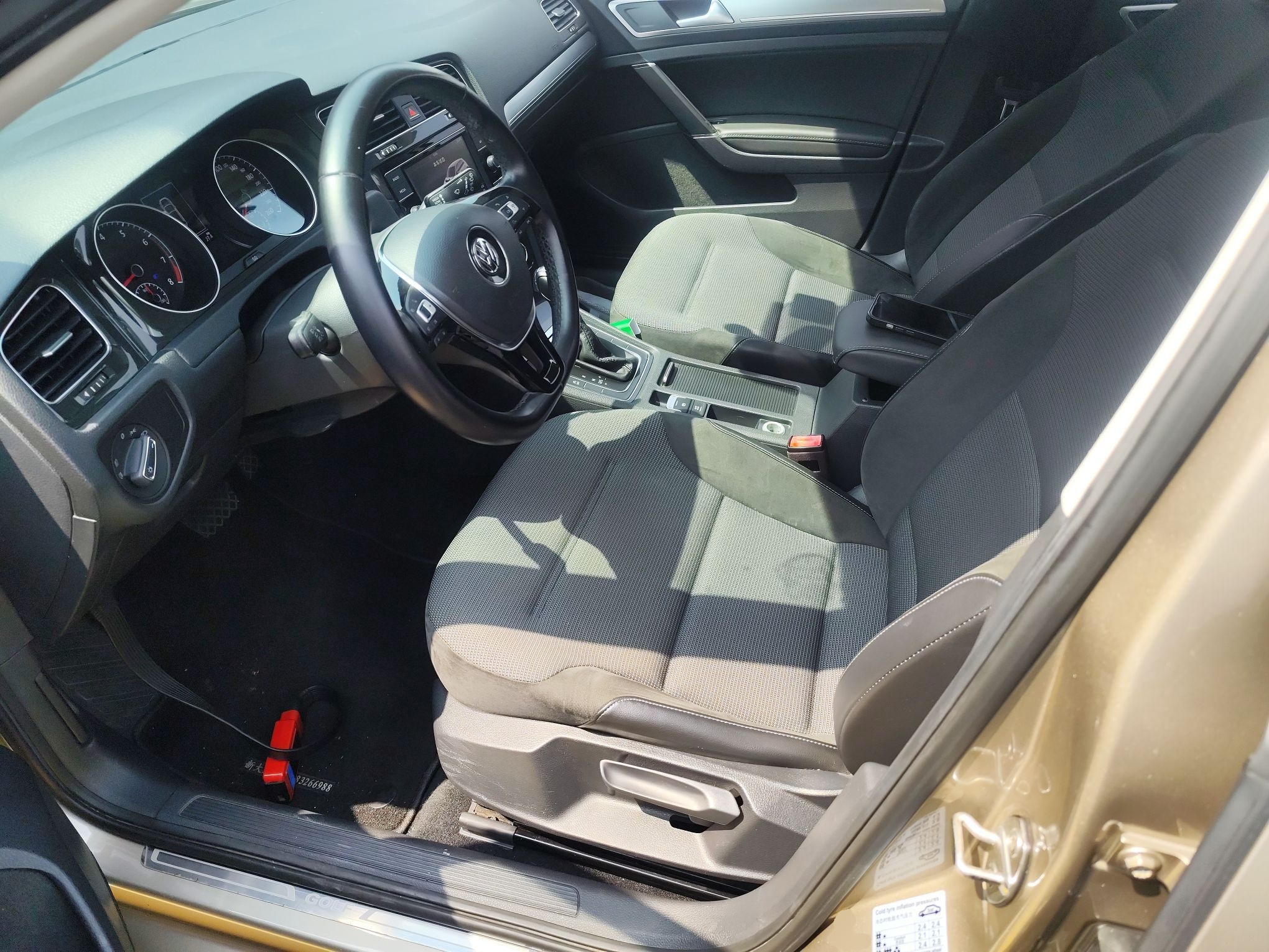 المقاعد الأمامية داخل السيارة