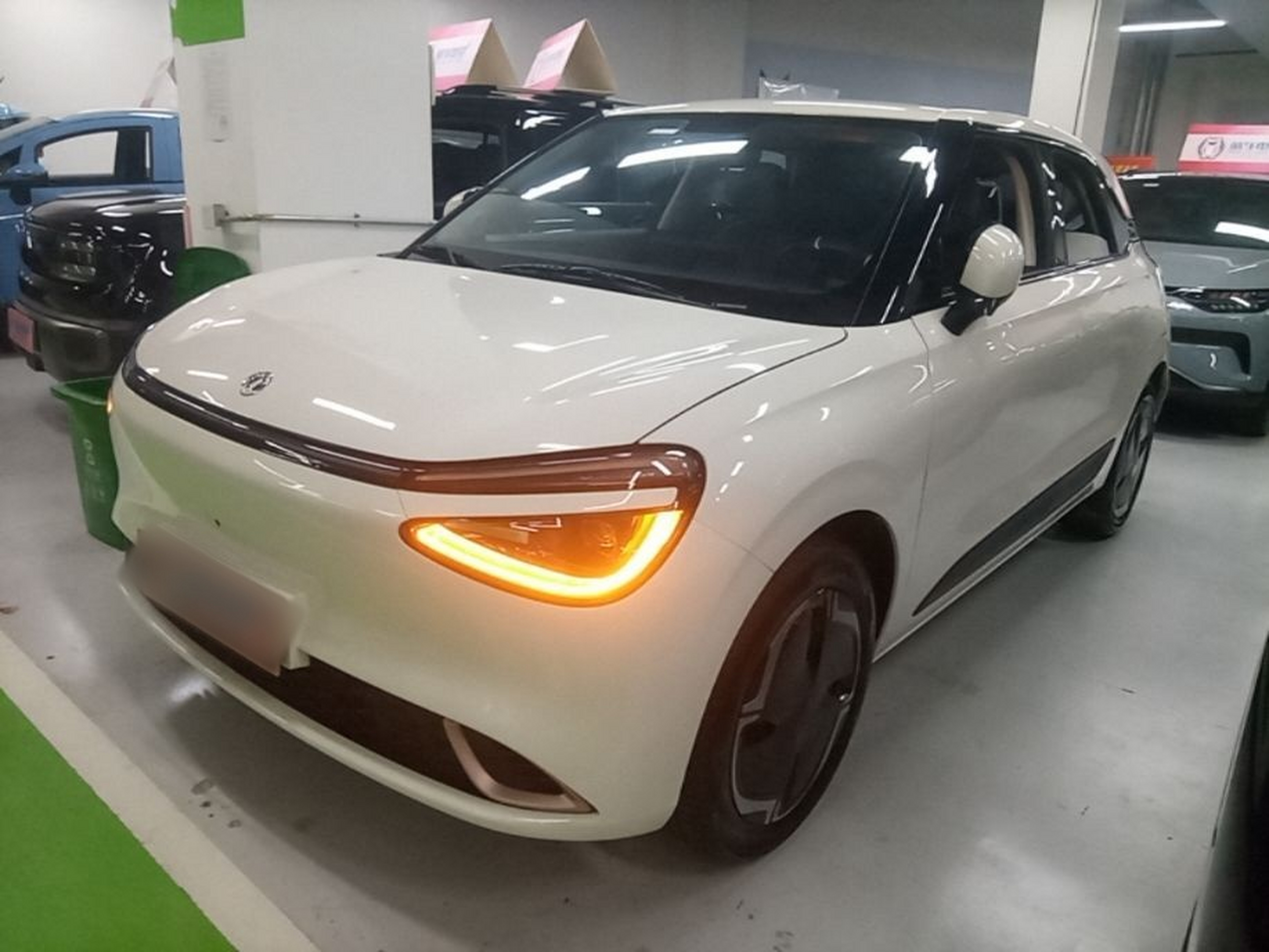 Под передней частью автомобиля