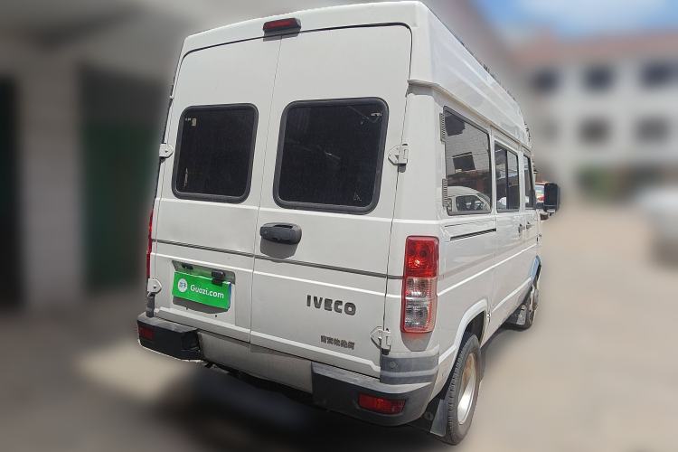 Used Iveco Daily 2020 2.5T A35 Passenger Van with Dual Tires Mid-Roof Design 5-9 Seater Side-Sliding Door China V Emission Standard
