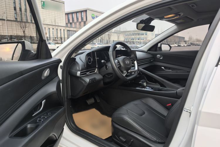 Used Hyundai Elantra 2023 1.5L CVT LUX Prestige Edition
