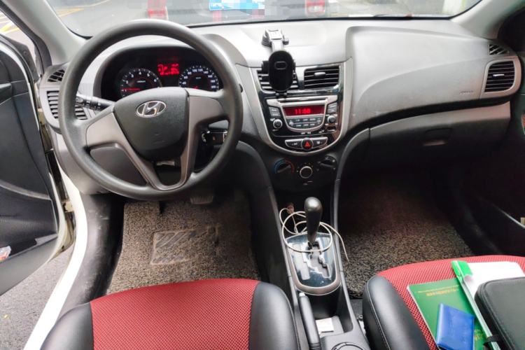 Used Hyundai Verna Ray 2014 1.4L Automatic GLX Center Console