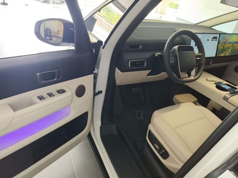 Used Li Auto MEGA 2025 Home Family Special Edition — 15
