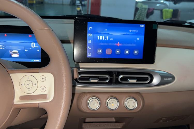 Used Wuling Hongguang MINIEV 2025 Four-Door Version Zhenxiang+ Edition Audio And AC Panel