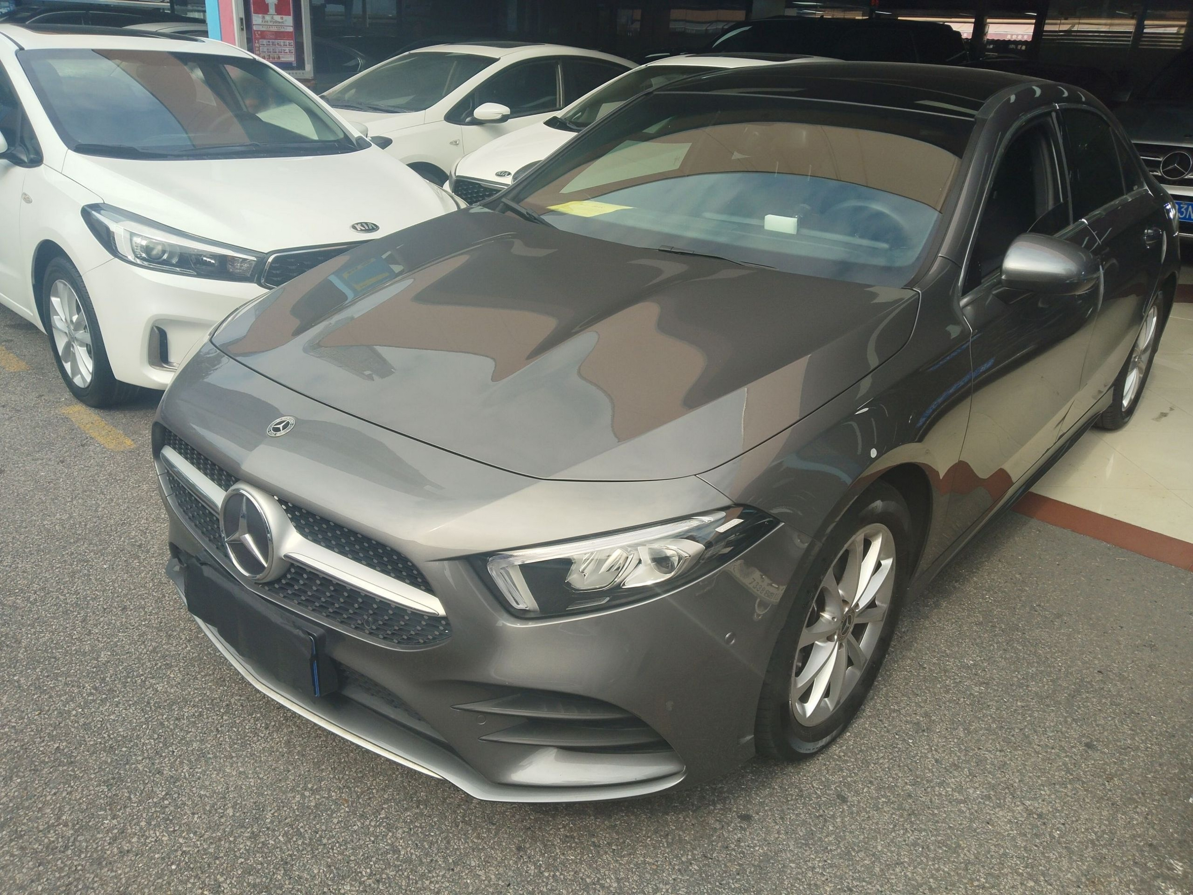 تحت مقدمة السيارة