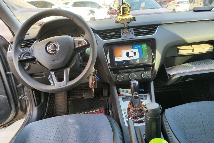 Used Skoda Octavia 2020 1.5L Automatic SmartDrive Comfort Edition Center Console