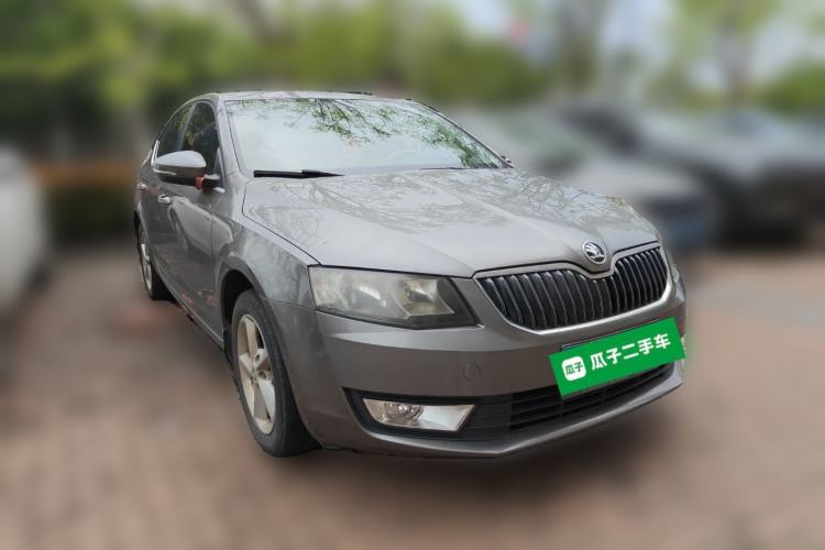 Used Skoda Octavia 2015 1.6L Automatic Yijie Edition Front Right 45 Deg