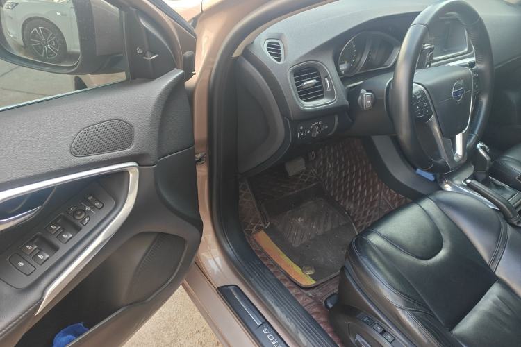 Used Volvo V40 2016 T4 Smart Luxury Edition
