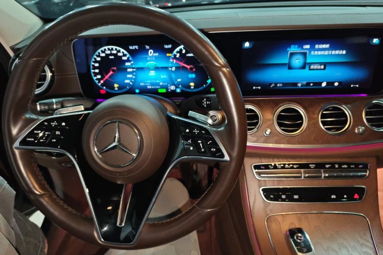 Used Mercedes-Benz E-Class New Energy 2022 Restyled E 350 e L Plug-in Hybrid Sedan Center Console