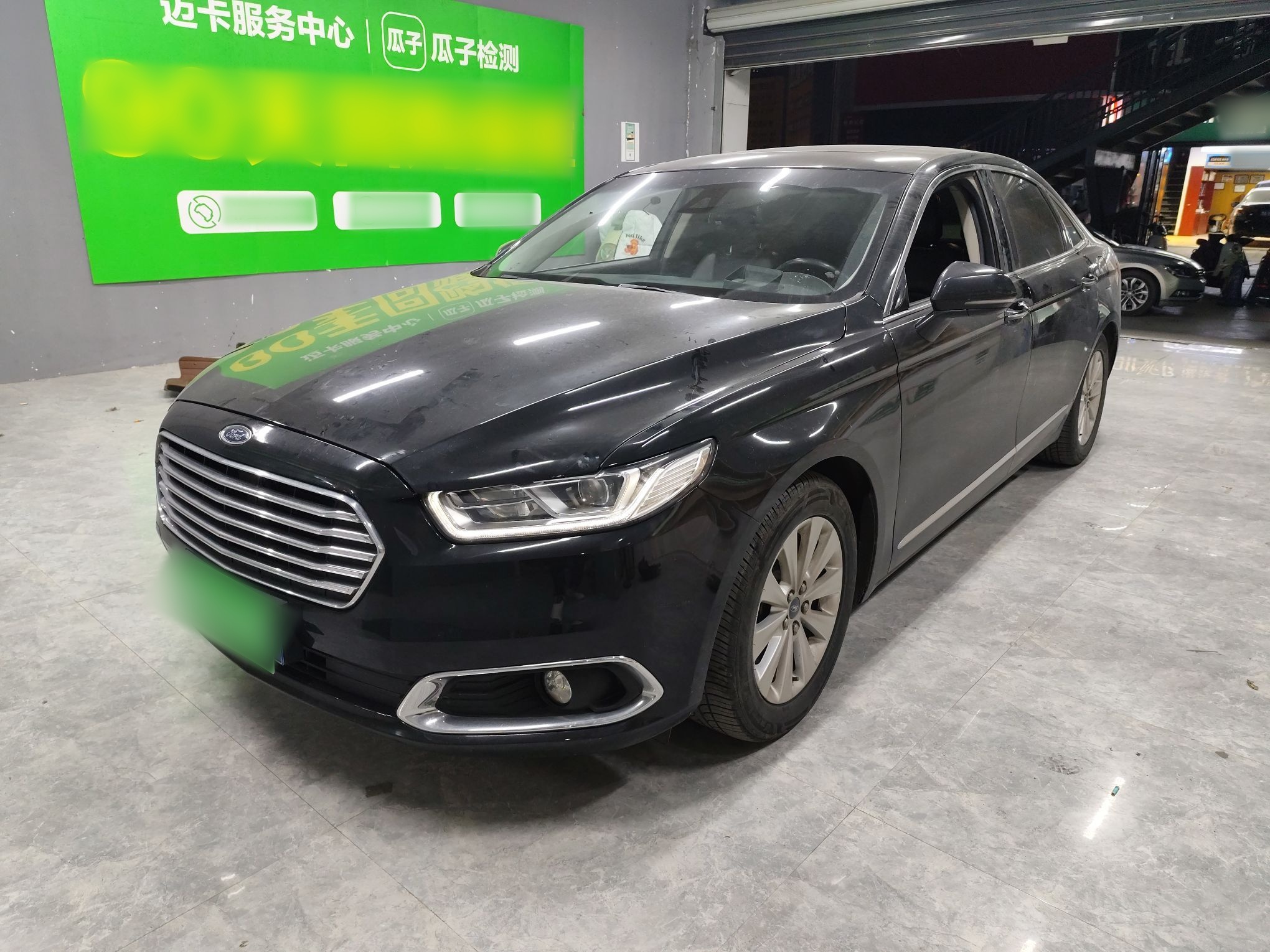 تحت مقدمة السيارة