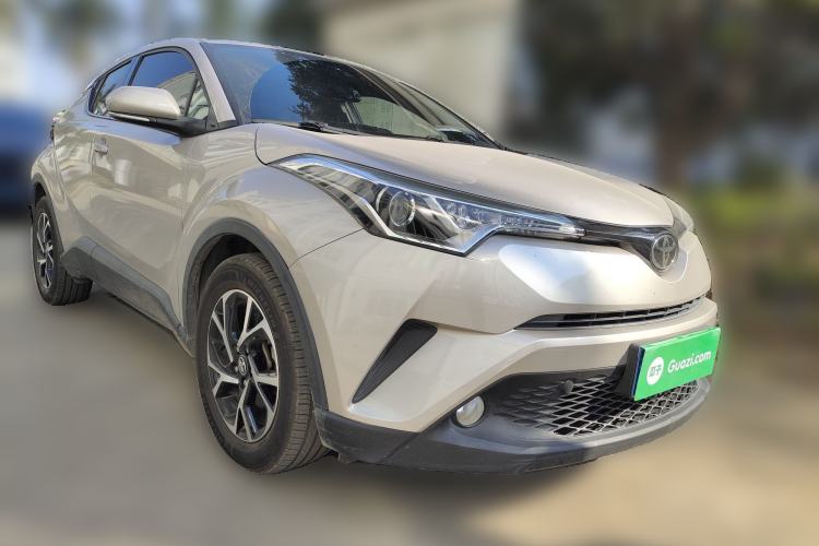 Used Toyota C-HR 2018 2.0L Leading with Sunroof China V Standard Front Right 45 Deg