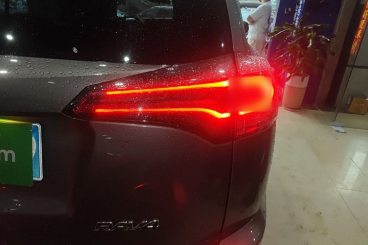 Used Toyota RAV4 2016 2.0L CVT Two-Wheel Drive Fashion Edition China V Standard
