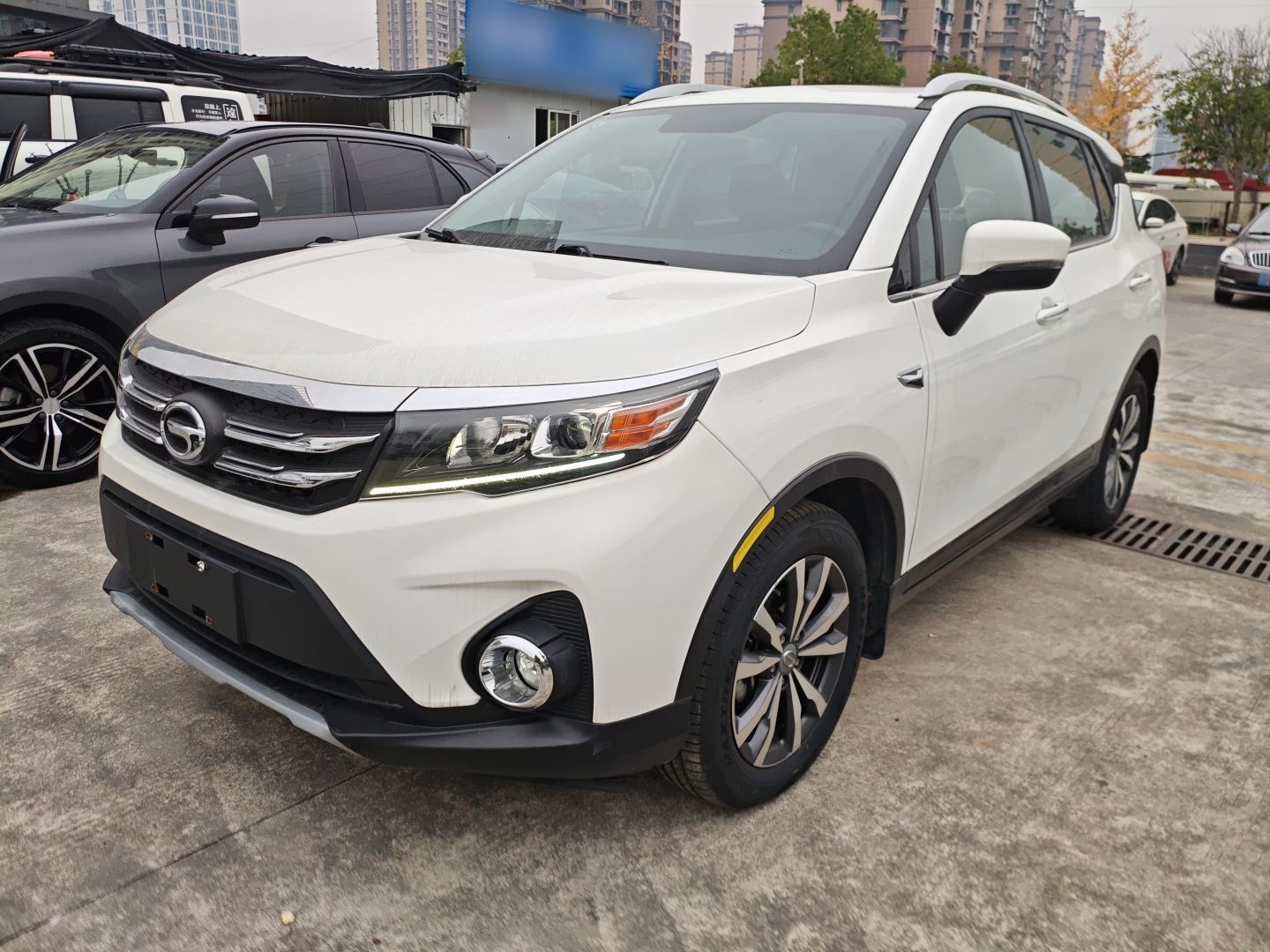 Под передней частью автомобиля