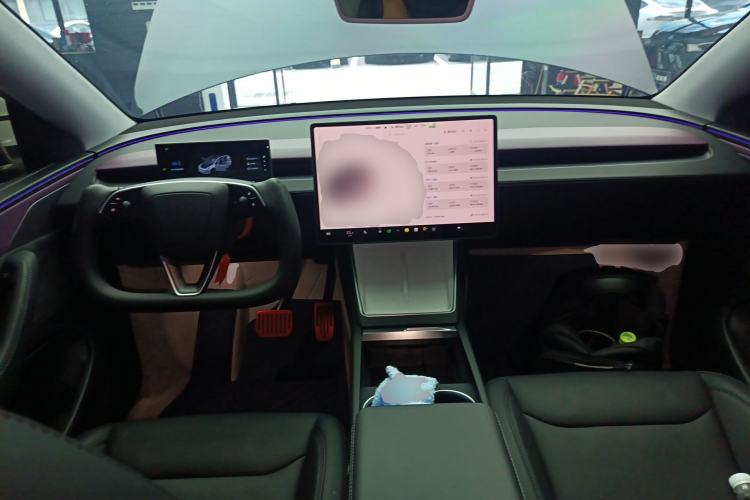 Used Tesla Model Y 2025 Long-Range All-Wheel-Drive Version Center Console