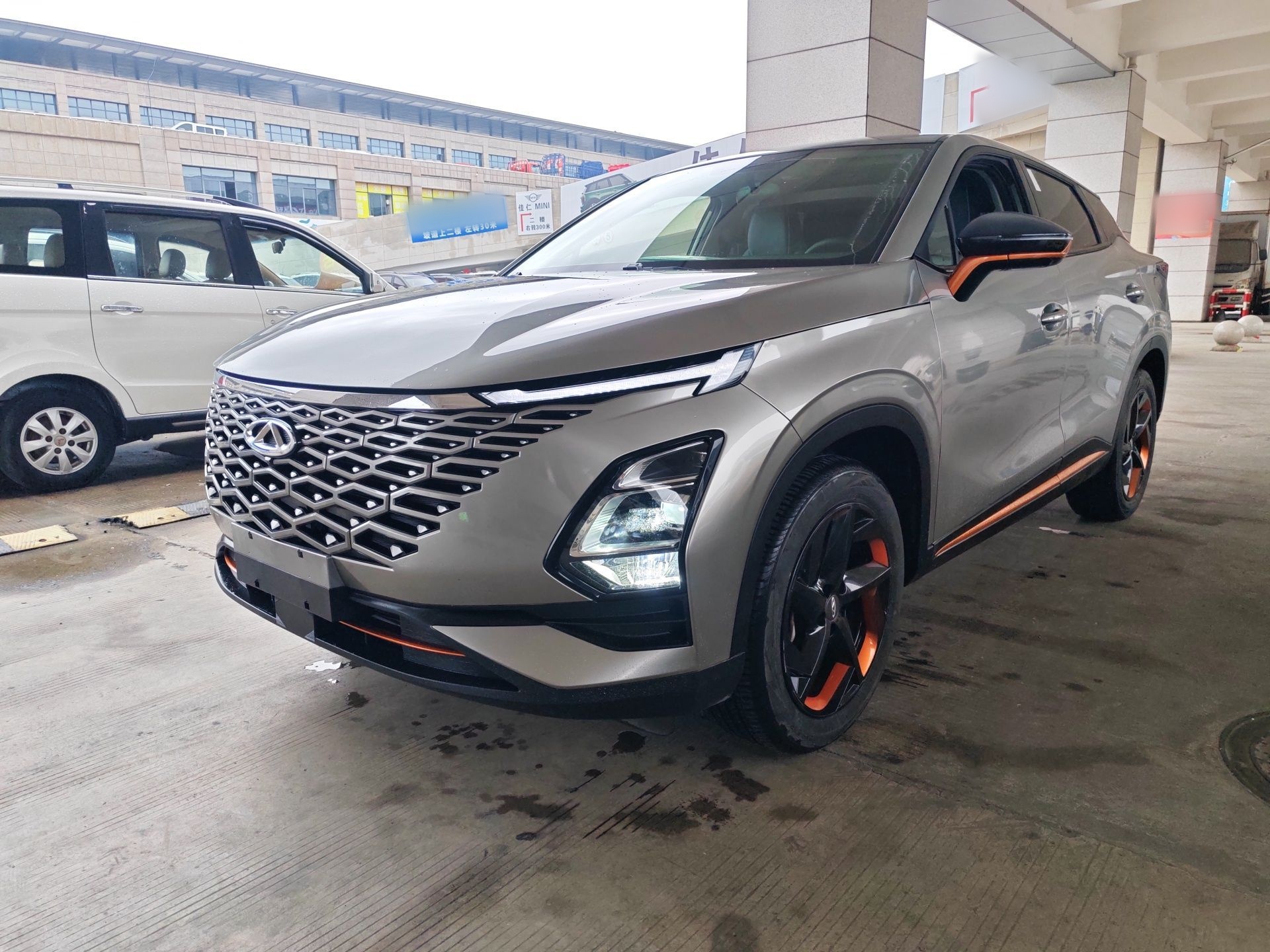 Под передней частью автомобиля