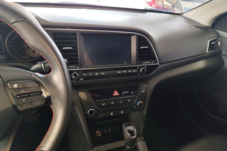 Used Hyundai Elantra (6th Generation / Lingdong) 2018 1.4T Dual-Clutch Xuan Dong · Dynamic Edition Center Console