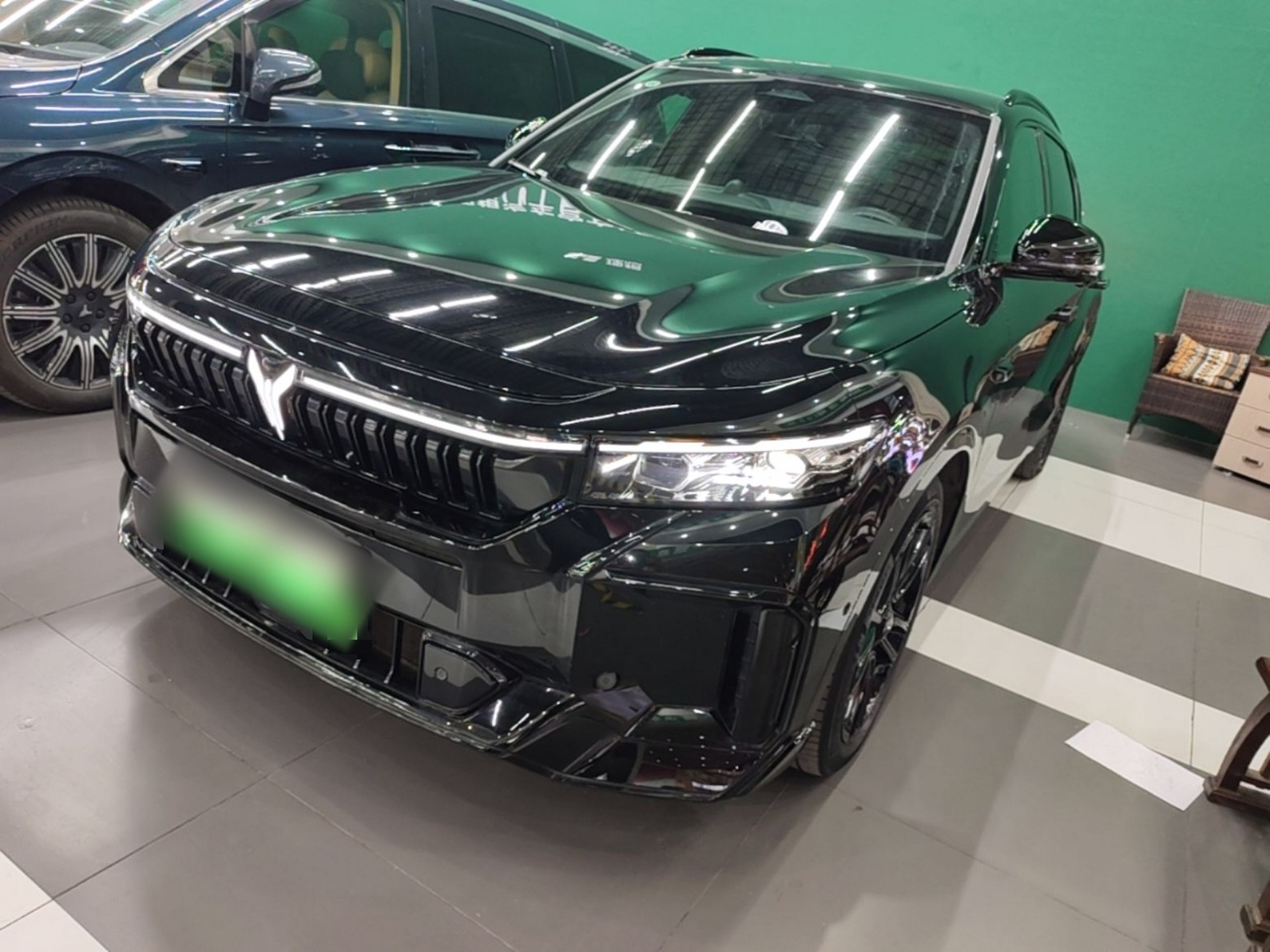 Под передней частью автомобиля