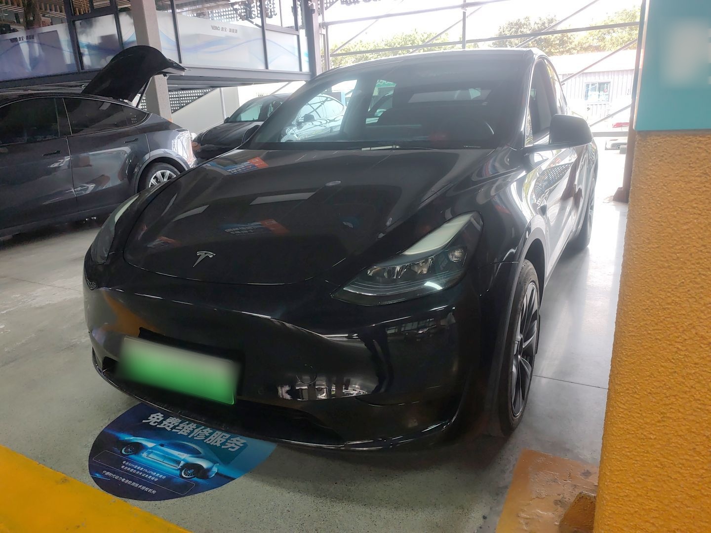 تحت مقدمة السيارة