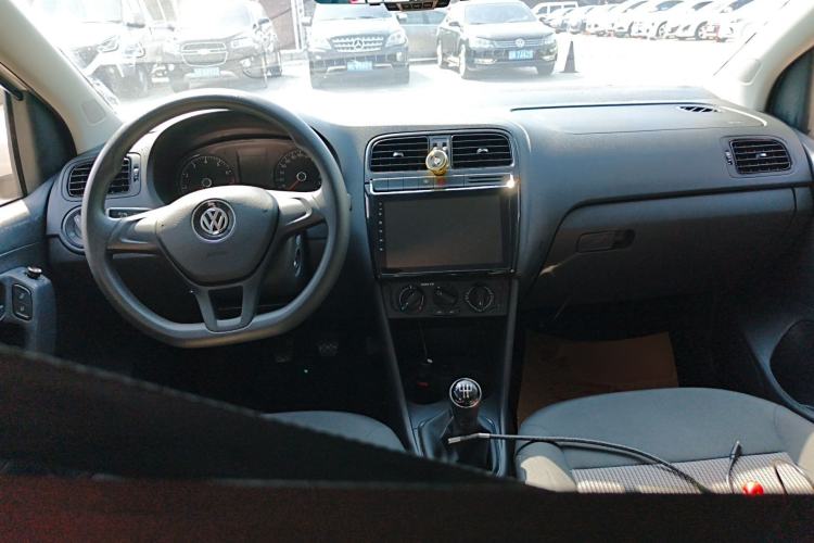 Used Volkswagen Polo 2016 1.4L Manual Fashion Model Center Console