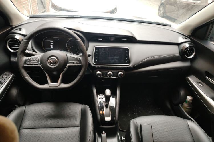 Used Nissan Kicks 2021 1.5L XV CVT Smart Connect Luxury Edition Center Console