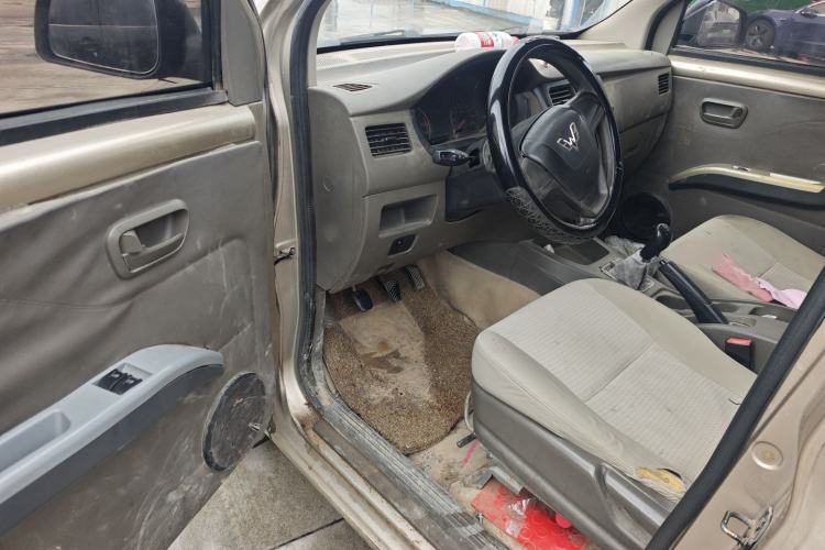 Used Wuling Rongguang V 2015 1.5L Practical Version Driver Seat